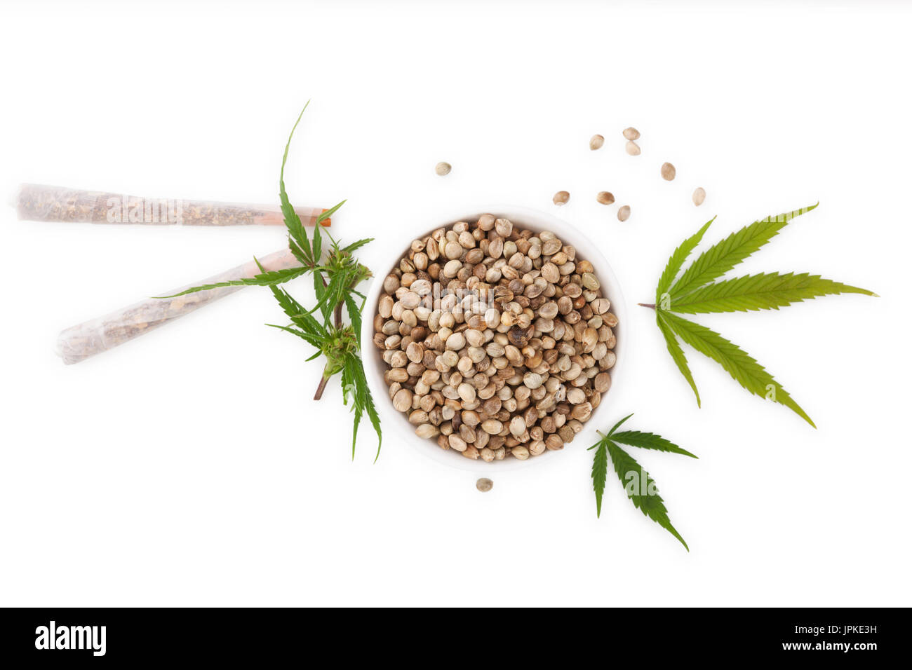 Marihuana Gelenke und Blätter mit Samen in die Schüssel von oben. Isoliert auf weißem Hintergrund. Medizinisches Marihuana. Stockfoto