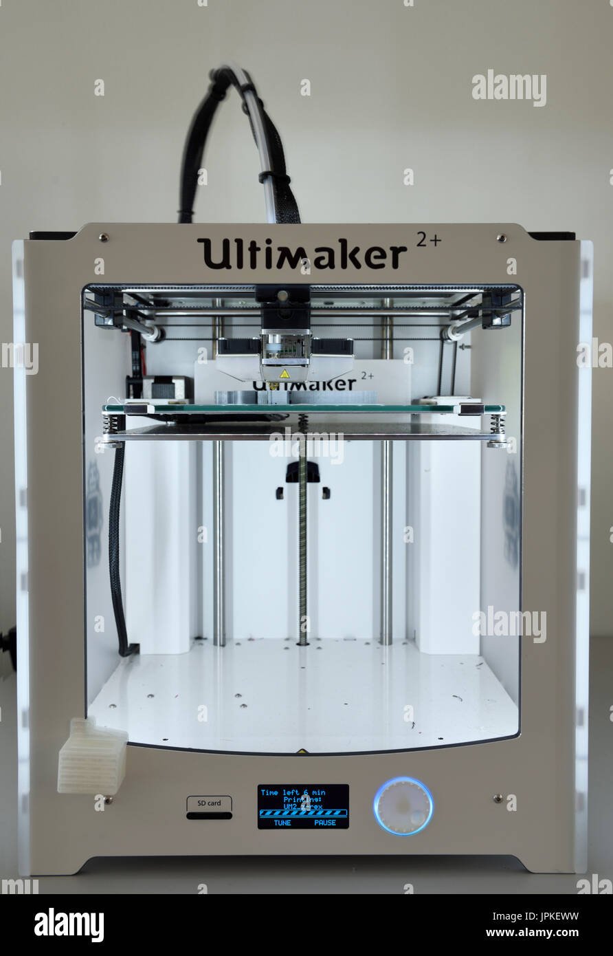 Vorderseite des 3D drei dimensionale Drucker Extrudieren Säure PLA-Polymer Polymilchsäure, ein Gegenstand aus Kunststoff zu drucken Stockfoto