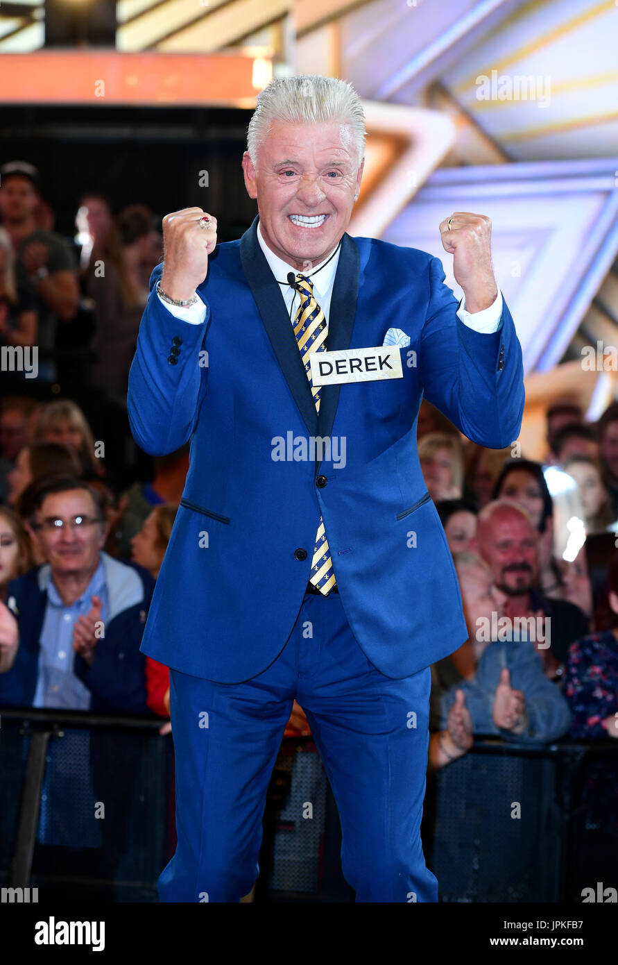 Derek Acorah betritt der Celebrity Big Brother-Haus in den Elstree Studios in Borehamwood, Hertfordshire. Stockfoto