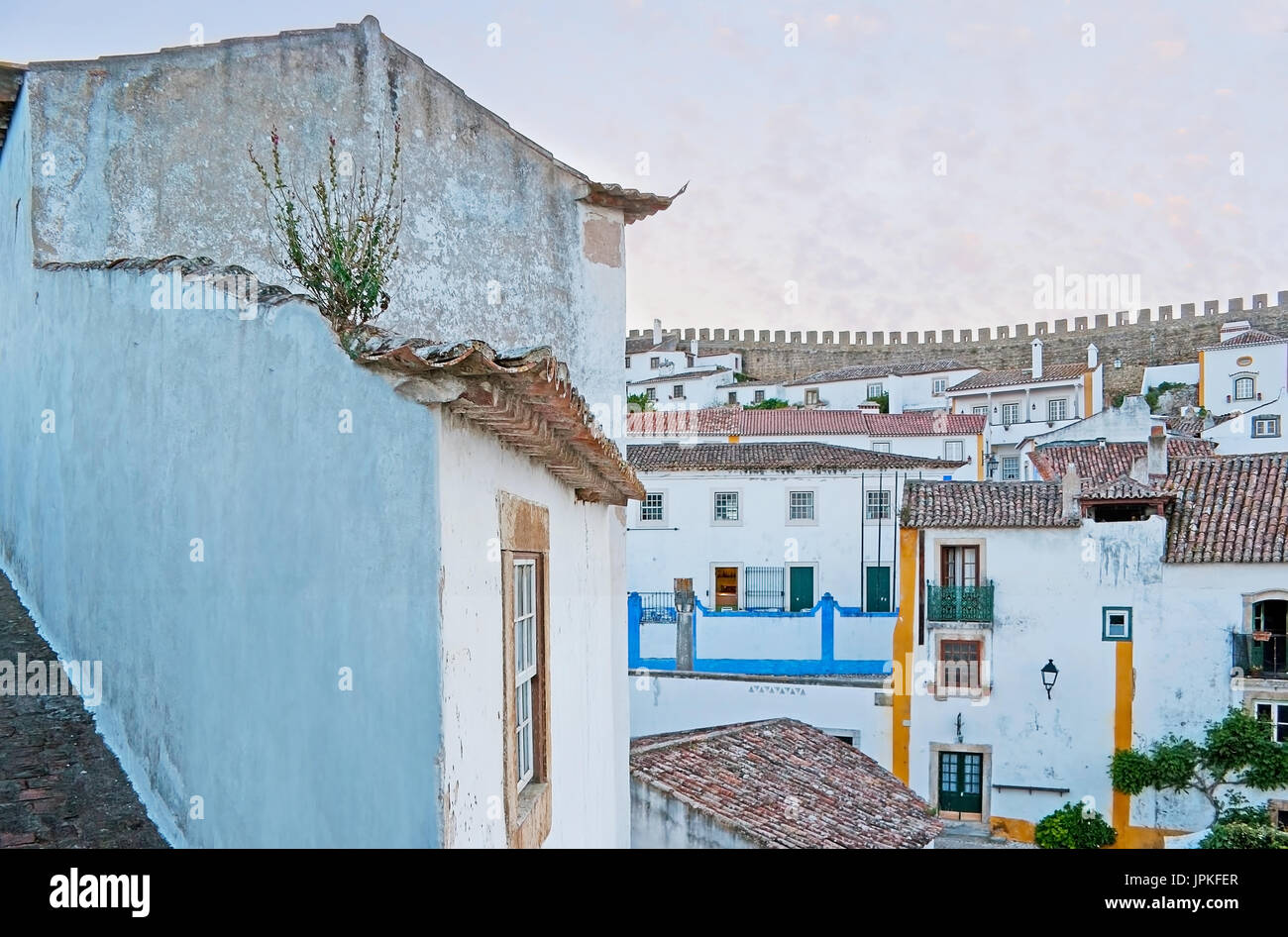 Das Stadtbild von Obidos, baut Haus Ecke an der Festungsmauer, Portugal. Stockfoto