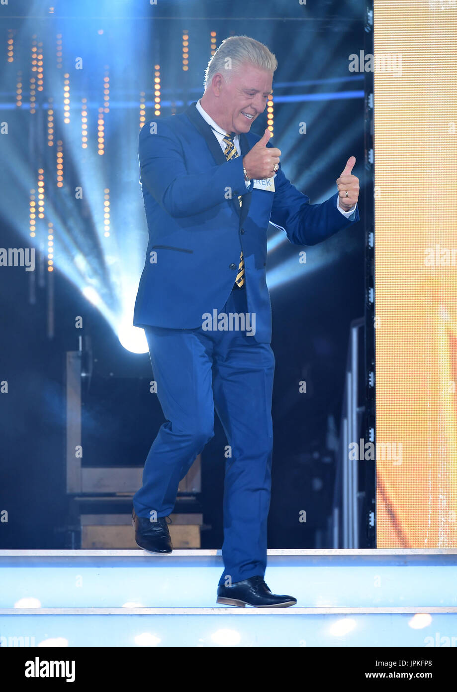 Derek Acorah betritt der Celebrity Big Brother-Haus in den Elstree Studios in Borehamwood, Hertfordshire. Stockfoto