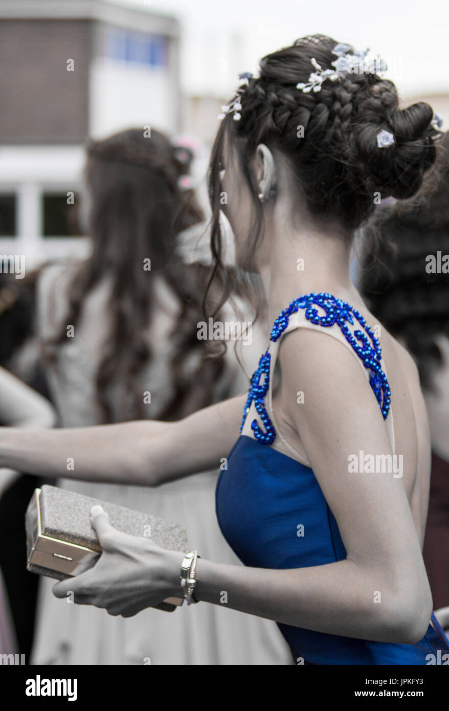 Junge Mädchen an der High School prom Alle in schönen Gewändern gekleidet. Tragen Make-up und Haare mit schönen Frisuren Stockfoto