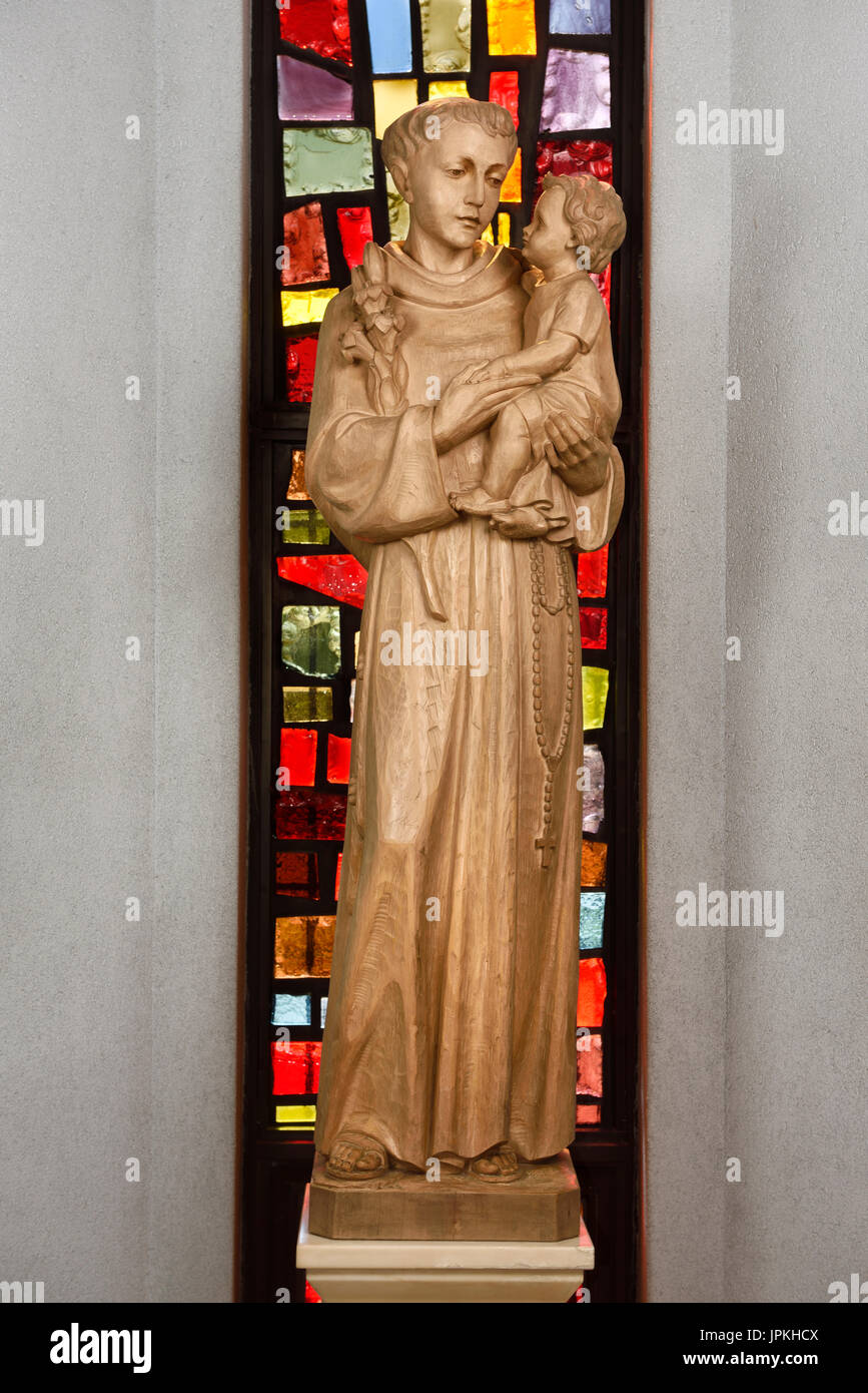 Holz geschnitzte Statue des Heiligen Antonius von Padua hält Baby Jesus mit Lilie Stengel in Saint Roch katholische Kirche Toronto Kanada Stockfoto