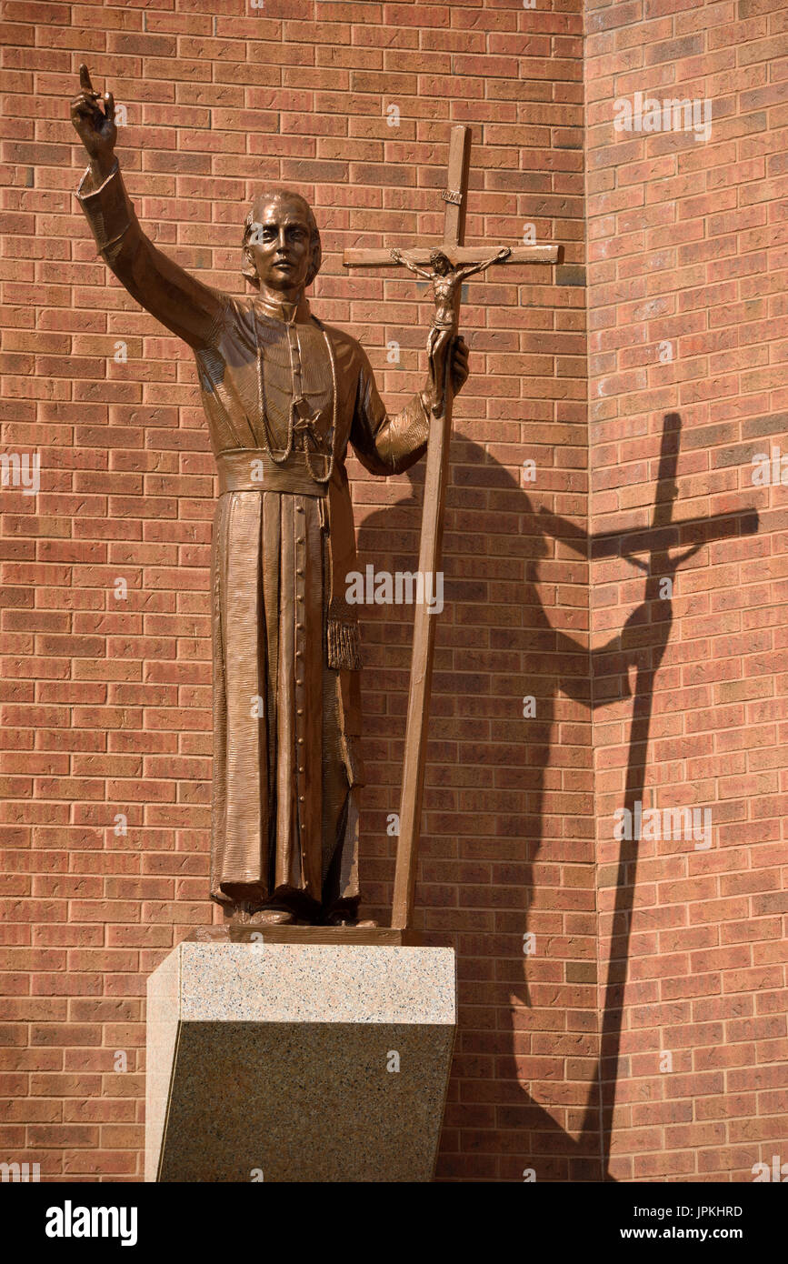 Statue von Gaspar del Bufalo, Priester und Gründer der Missionare vom kostbaren Blut mit Kruzifix außerhalb St. Roch katholische Kirche Toronto Stockfoto