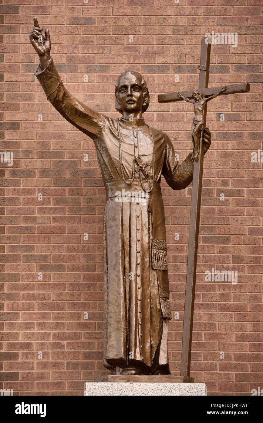 Statue von Gaspar del Bufalo ein katholischer Priester und Gründer der Missionare vom kostbaren Blut außerhalb St. Roch Kirche Toronto Kanada Stockfoto