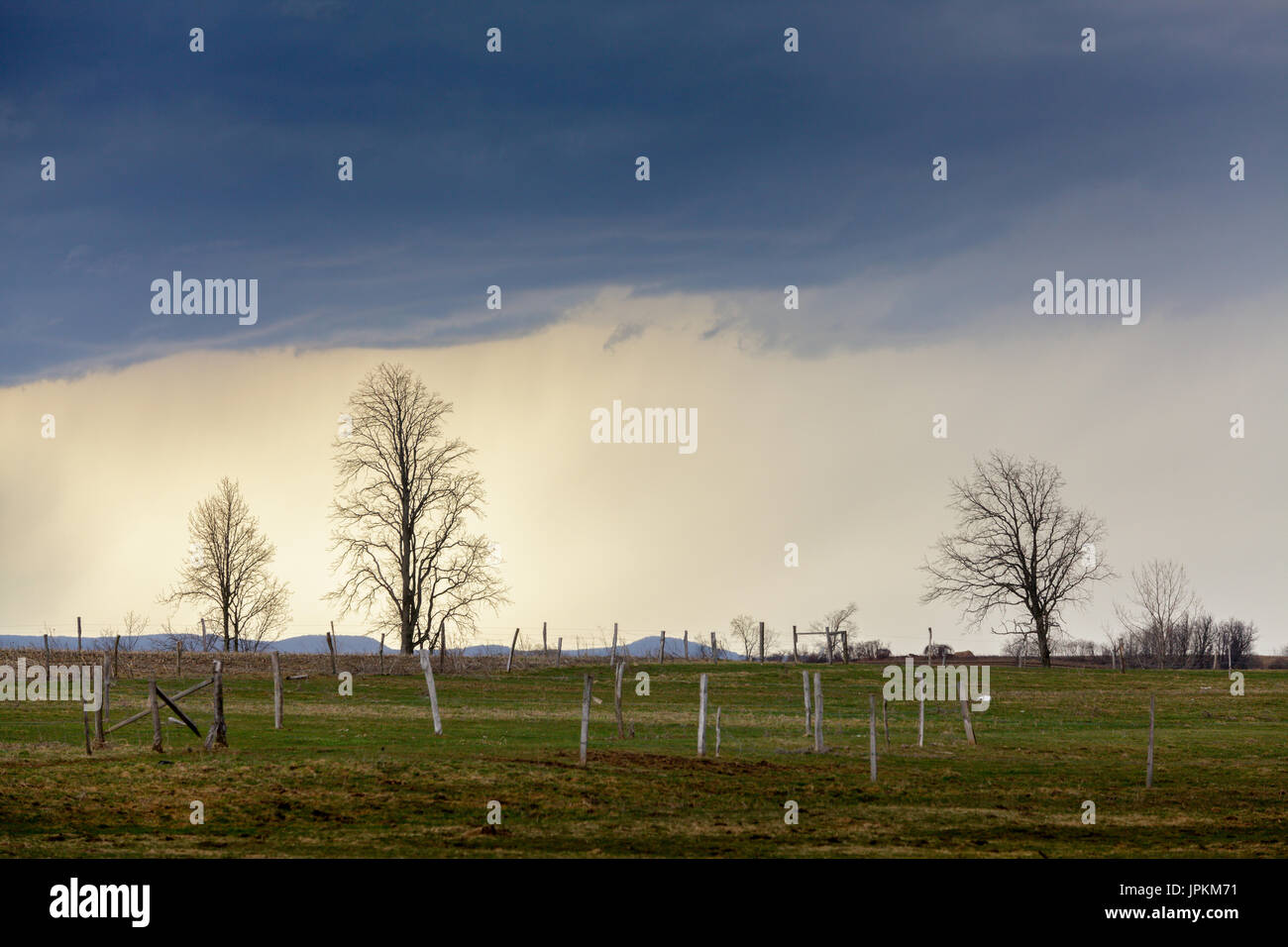 Gewitterwolken Rollen über Ackerland im Bundesstaat New York Stockfoto