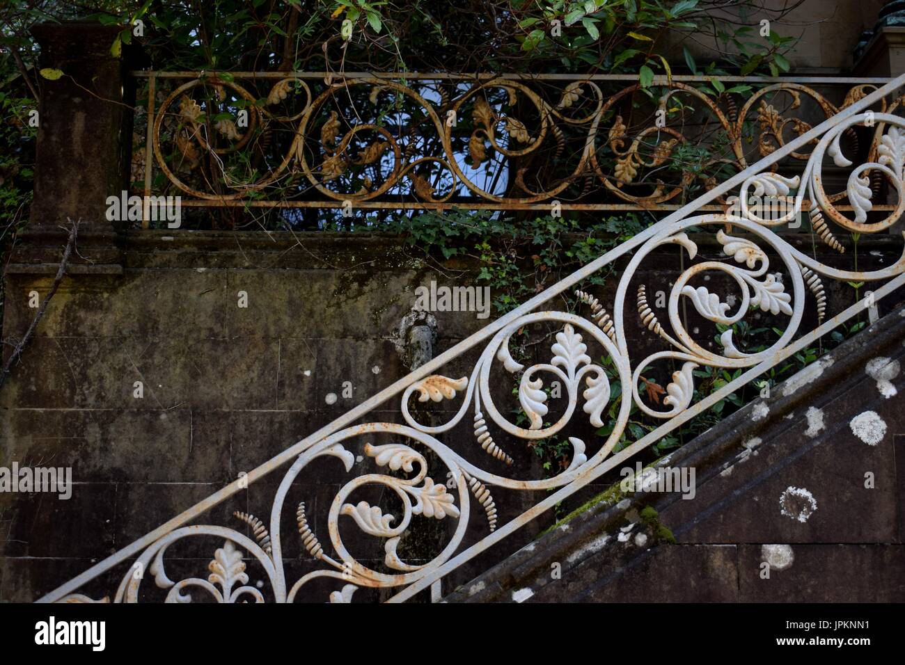 Weiß lackiertes alte Eisen Zaun Details an den monumentalen Friedhof Staglieno, Genua, Italien Stockfoto