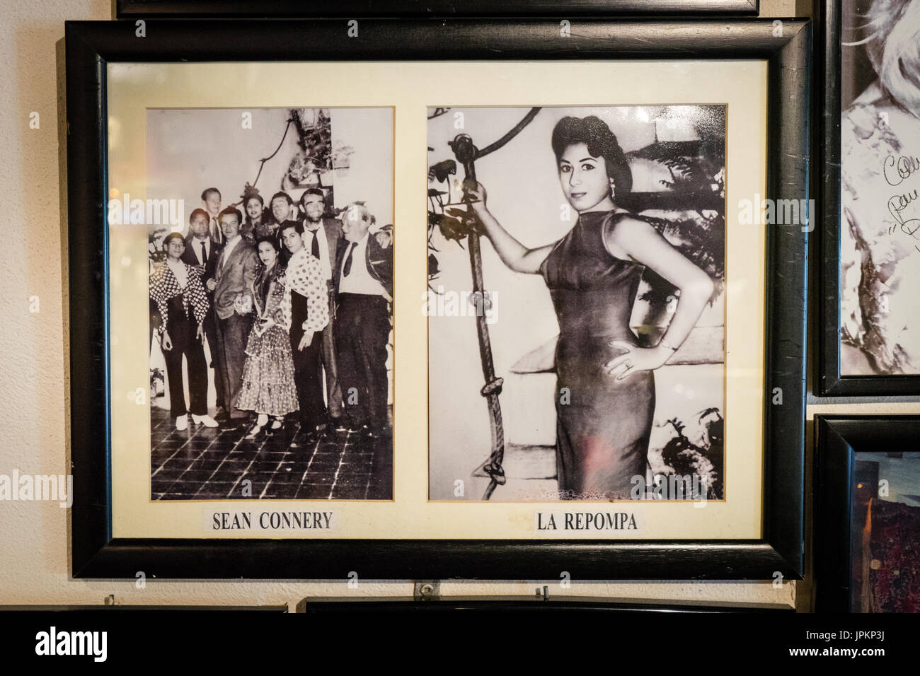 Fotos von Sean Connery und Sängerin La Repompa, der renommierten Bodegas el Pimpi in Málaga Stockfoto