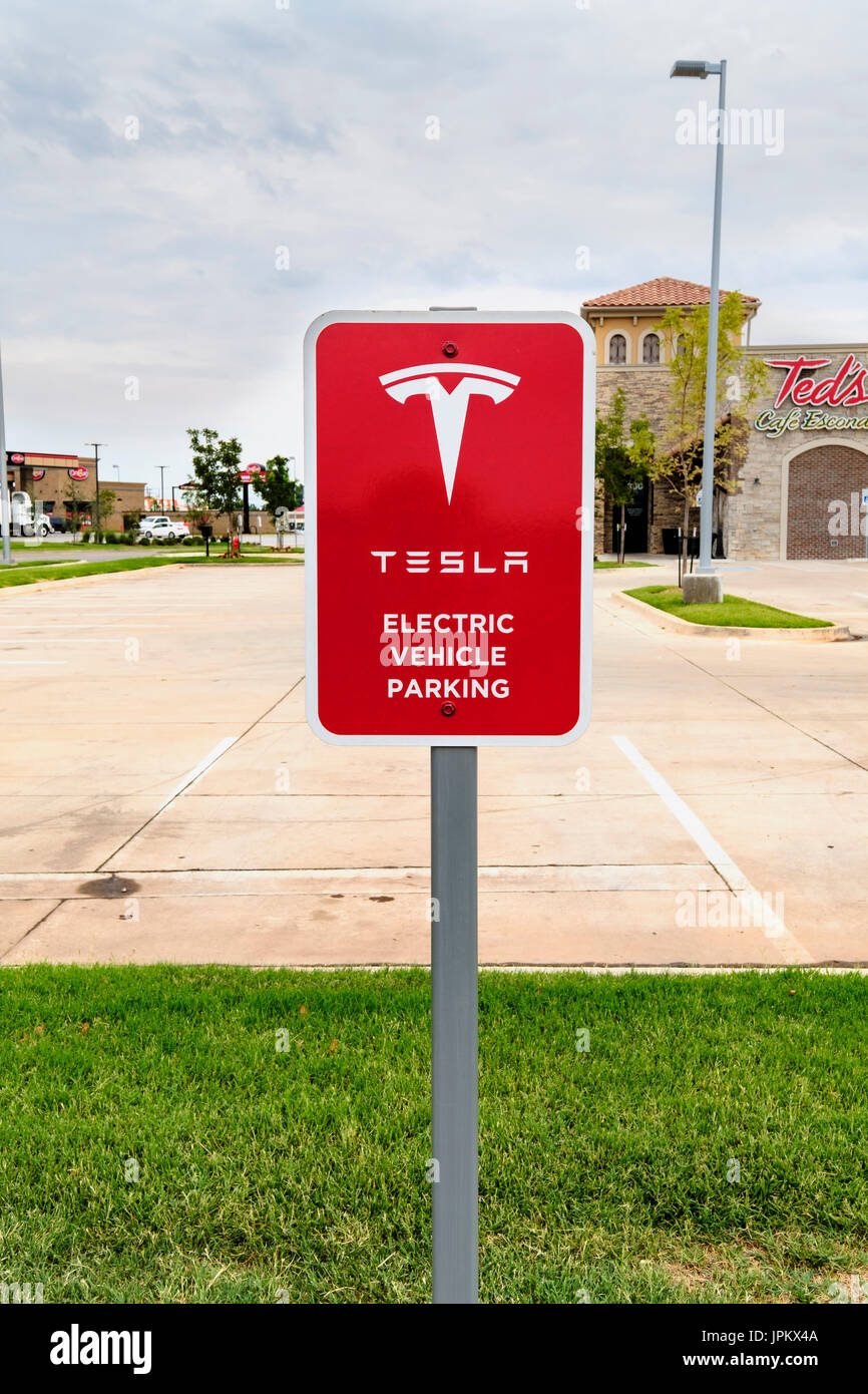 Ein Pol Zeichen Werbung Tesla Elektro Fahrzeug parken für Tesla Elektroautos aufladen. Oklahoma City, Oklahoma, USA. Stockfoto