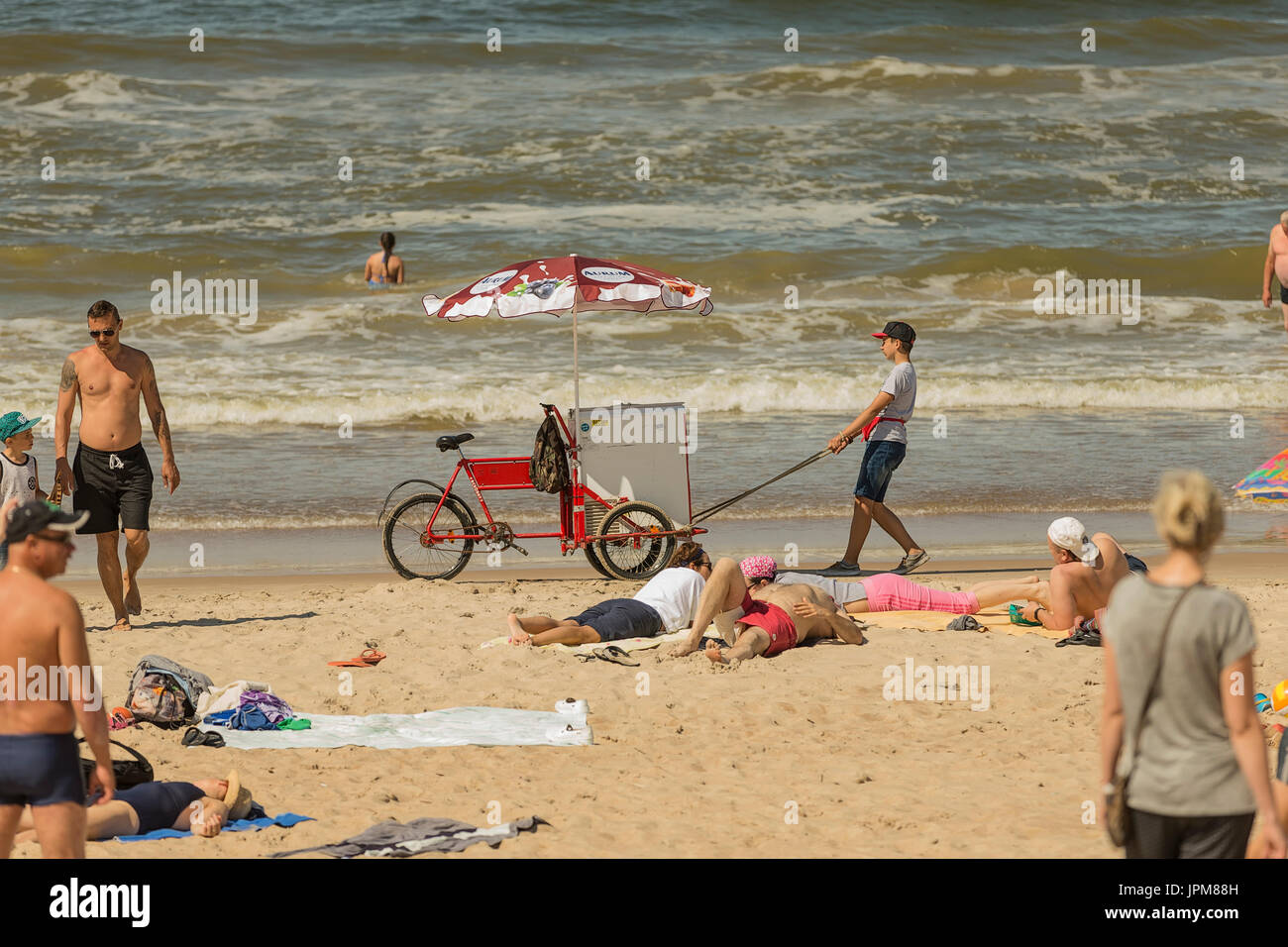 Handel mit dem Fahrrad in die Kurstadt, Palanga, Litauen. Stockfoto