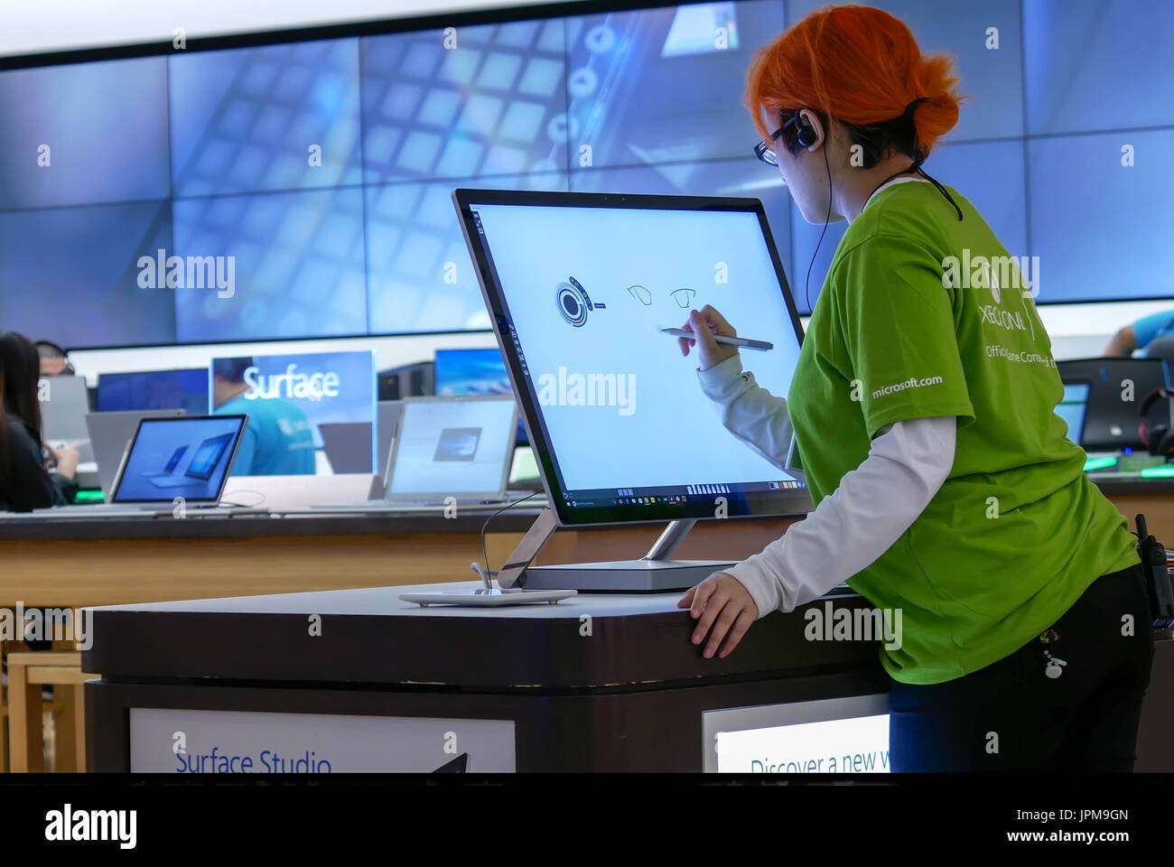 Burnaby, BC, Kanada - 7. März 2017: Kaufmann/-Frau Malerei auf neue Computer im Microsoft Store in Burnaby BC Kanada Stockfoto