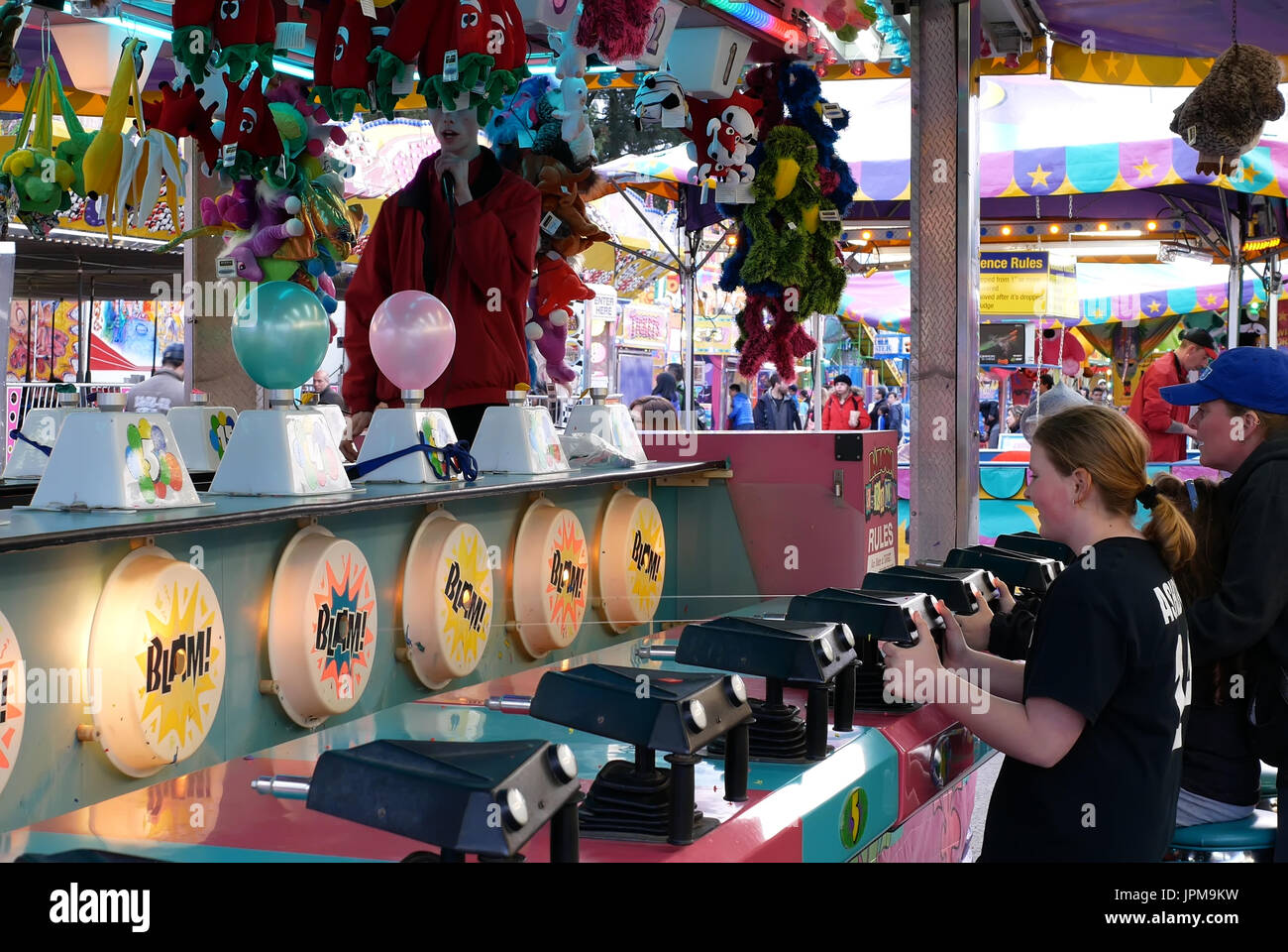 Bewegung der Kinder spielen shotting Karneval Spiel in Coquitlam BC Kanada Stockfoto