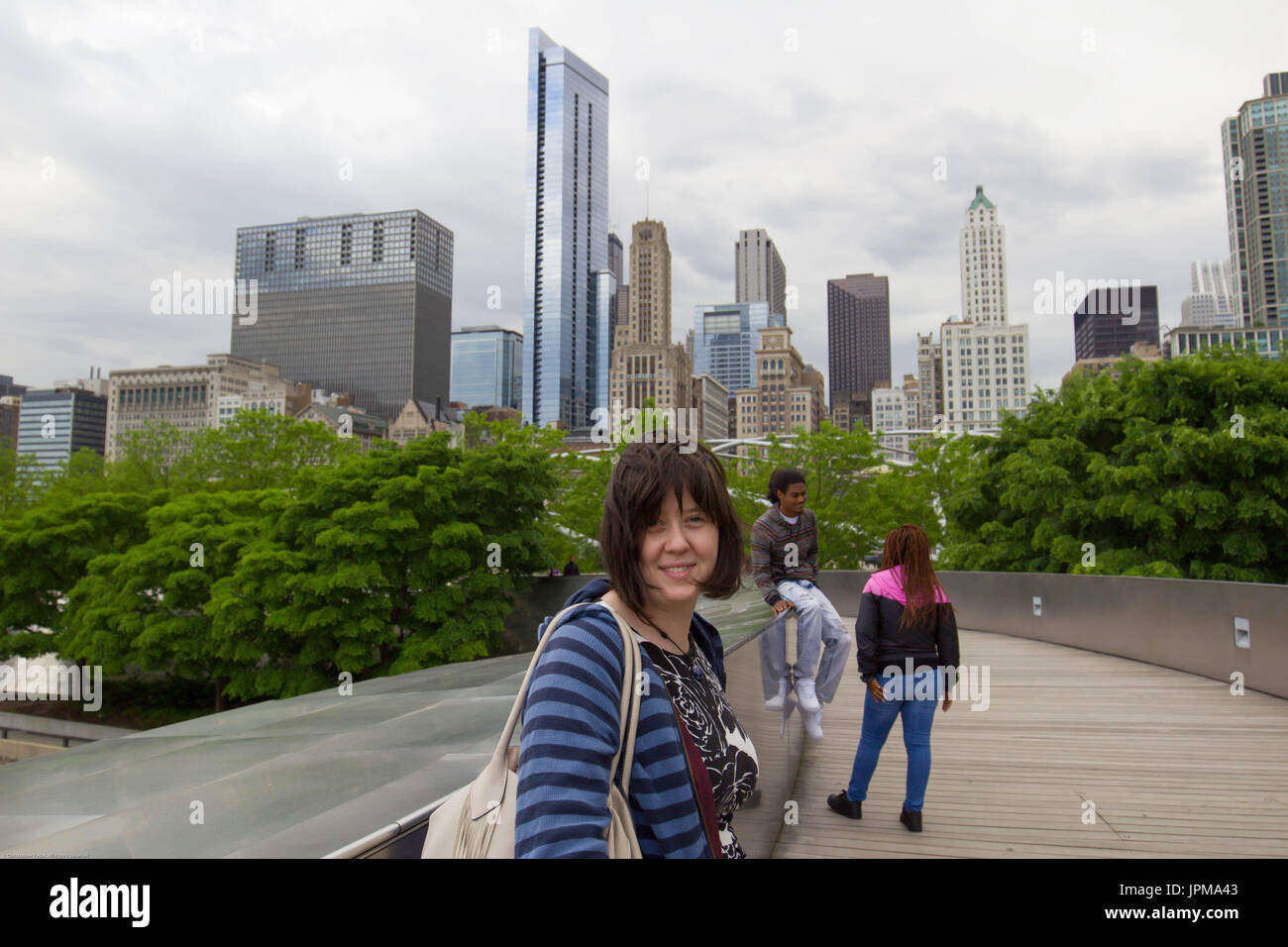 Frau in Millennium Park in der Innenstadt von Chicago Stockfoto