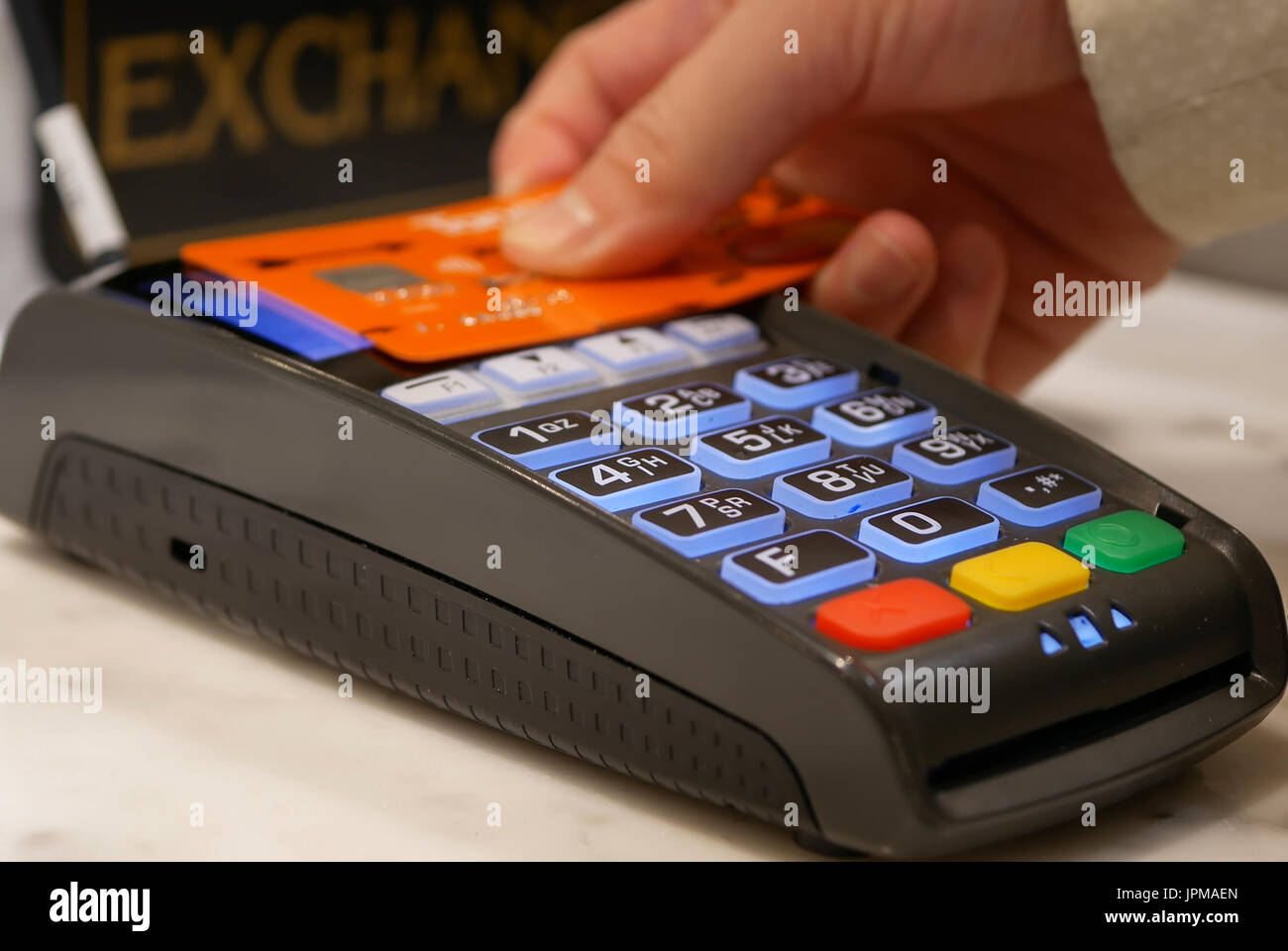 Frau klopfen Kreditkarte am Zahlterminal Stockfoto