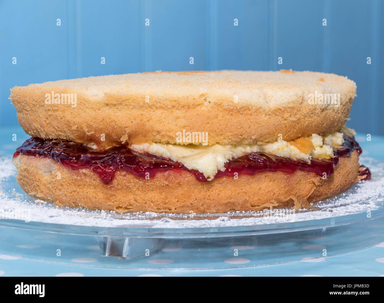 Victoria-Schwamm-Kuchen mit Marmelade und Buttercreme Stockfoto