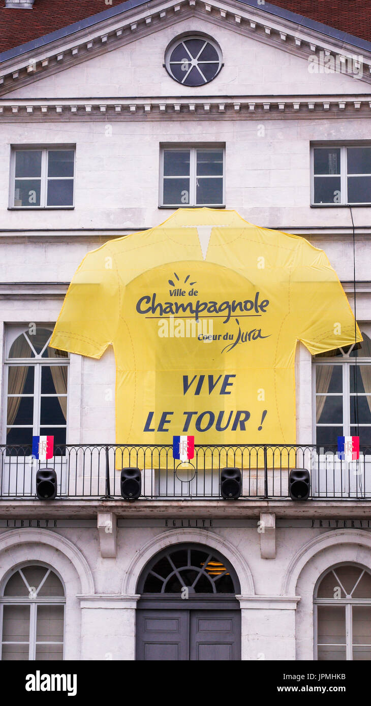 Eine gelbe Weste Radsport hängt an der Fassade des Rathauses von Champagnole, Jura, Frankreich Stockfoto