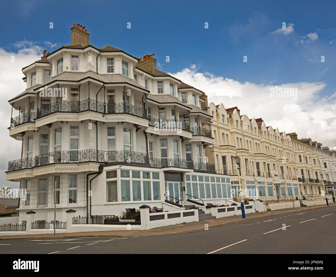 East Beach Hotel und Reihe viktorianischer Häuser in Eastbourne, beliebtes Touristenziel, England Stockfoto