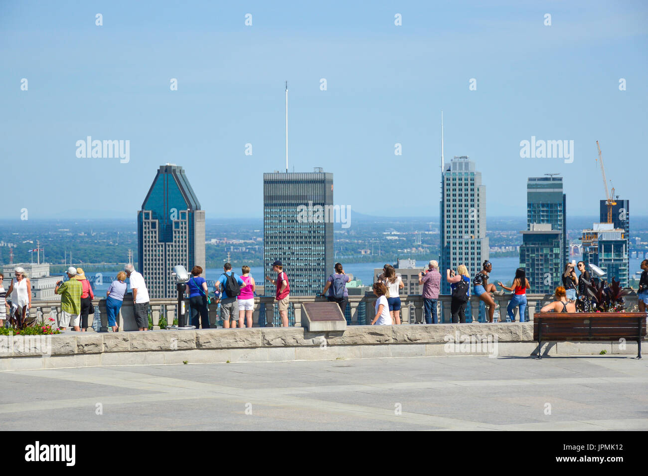 Montreal, Kanada - 1. August 2017: Viele Touristen stehen sich auf Kondiaronk Belvedere, Skyline von Montreal zu genießen. Skyline von Montreal im Sommer, Kanada Stockfoto