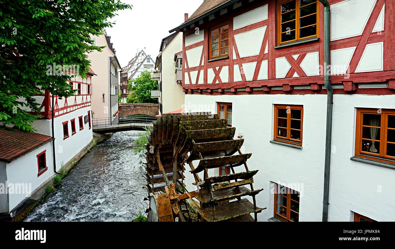 Gebäude und alte Mühlrad am Ufer des Flusses Große Blau im Quartal der Fischer in Ulm, Baden-Württemberg, Deutschland Stockfoto