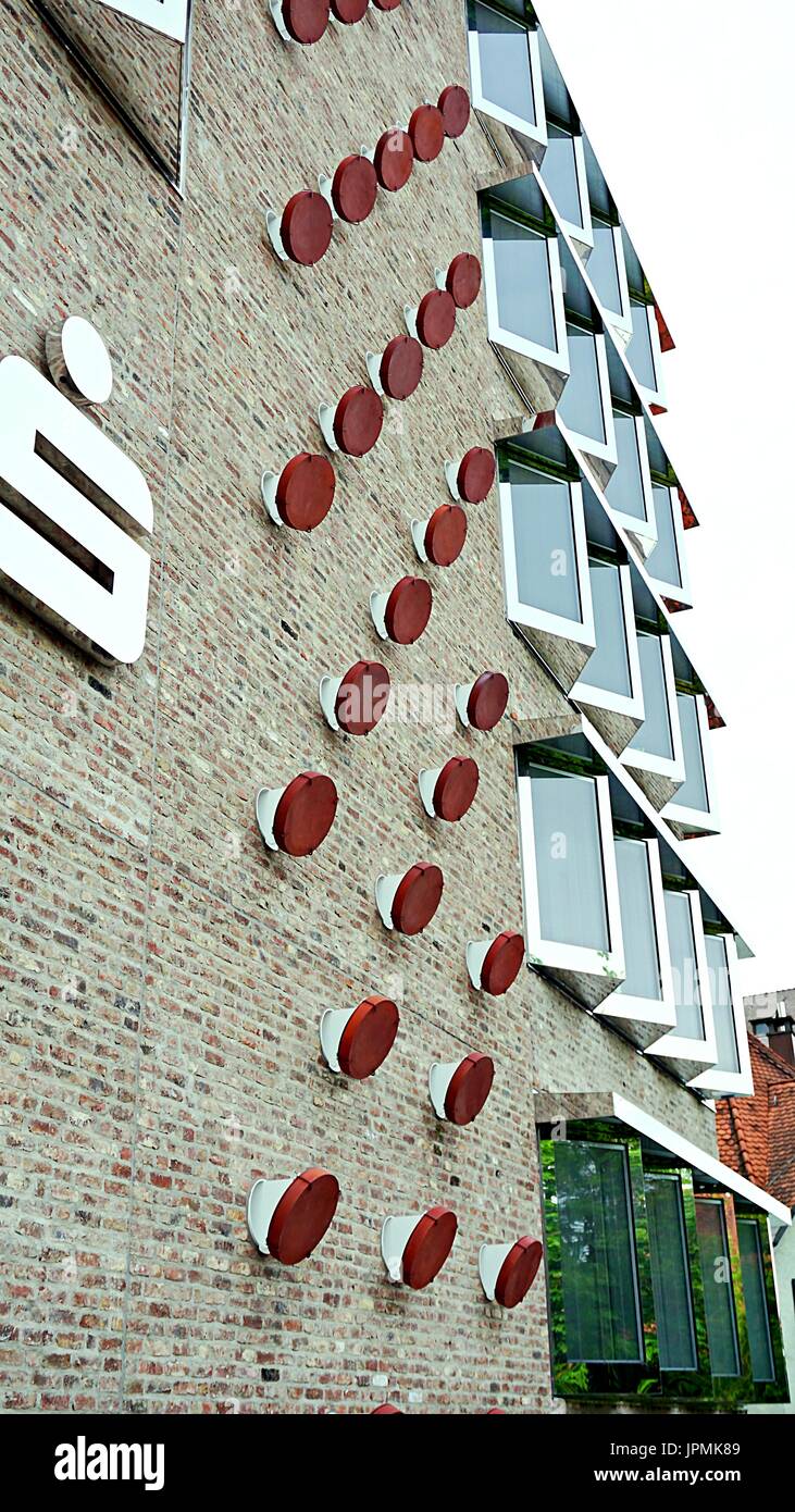 Ein Geschäftshaus der Sparkasse Bank mit roten Objekten in Ulm, Baden-Württemberg, Deutschland Stockfoto