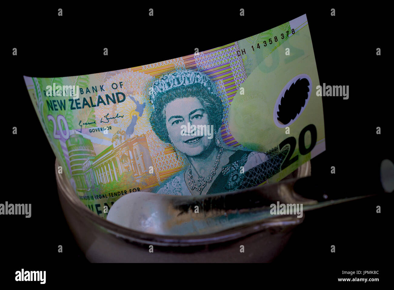 Neuseeland Geld zertrümmert in einem Glas Mörser zerstoßen. Stockfoto