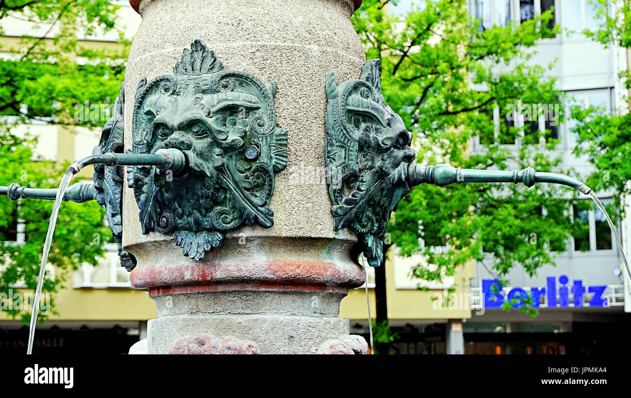 Brunnen mit Mythos Kunsthandwerk, Statuen, in der alten Stadt Ulm, Deutschland Stockfoto