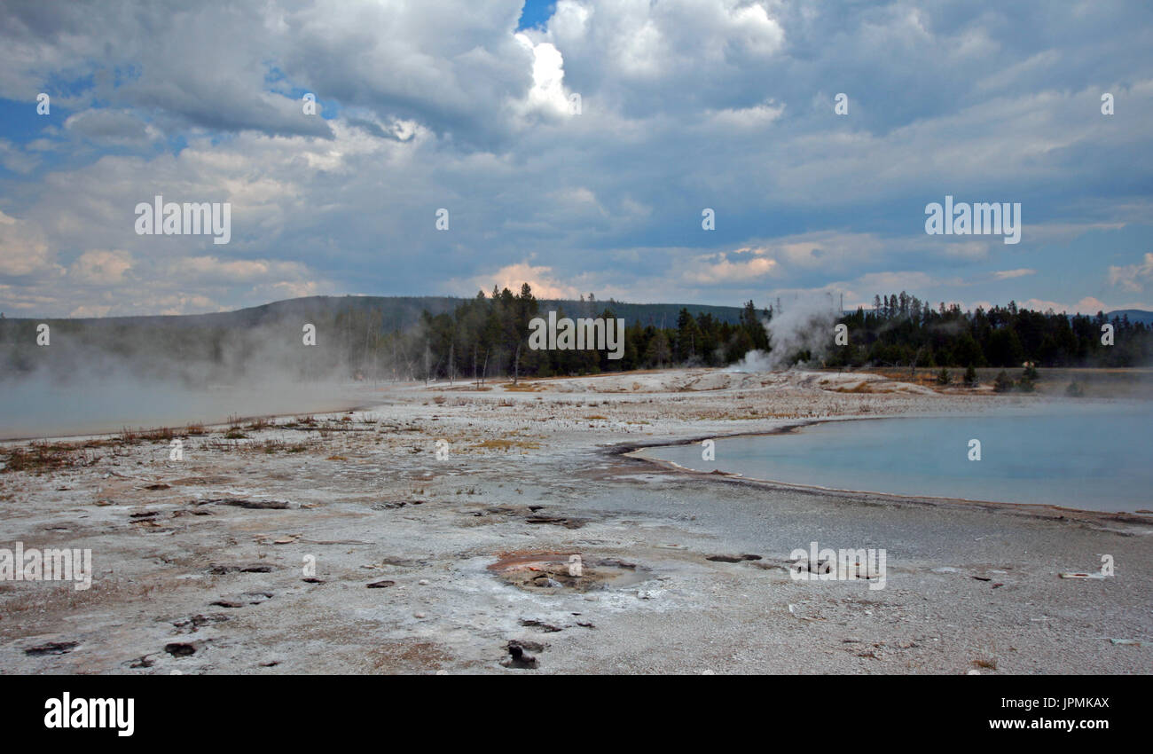 Sonnenuntergang-See unter dunklen Cumulus-Wolken im Black Sand-Becken im Yellowstone National Park in Wyoming der Vereinigten Staaten Stockfoto