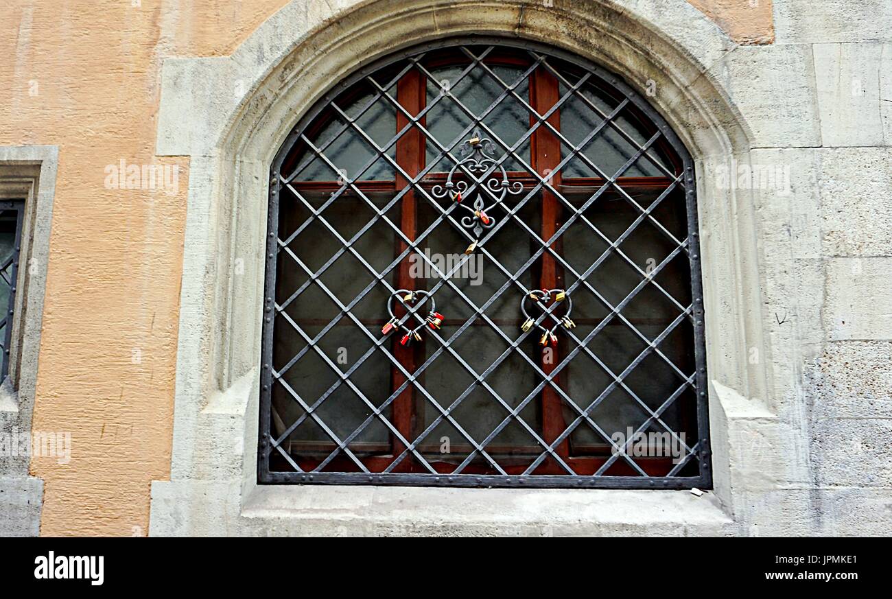 Ein Fenster mit Tasten auf Gitter in Ulm, Deutschland Stockfoto