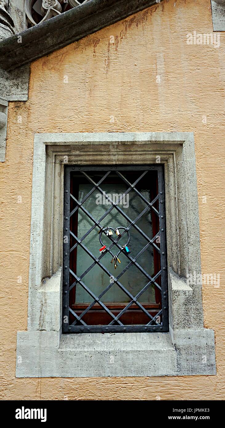Ein Fenster mit Tasten auf Gitter in Ulm, Deutschland Stockfoto