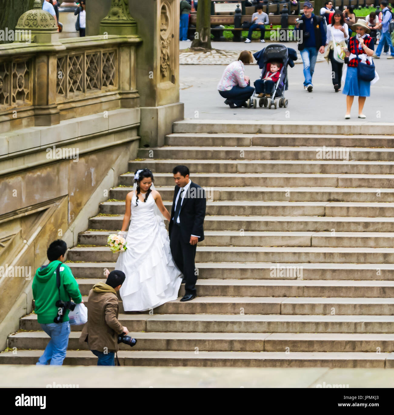Asiatische Braut und Bräutigam im Central Park, NYC Stockfoto