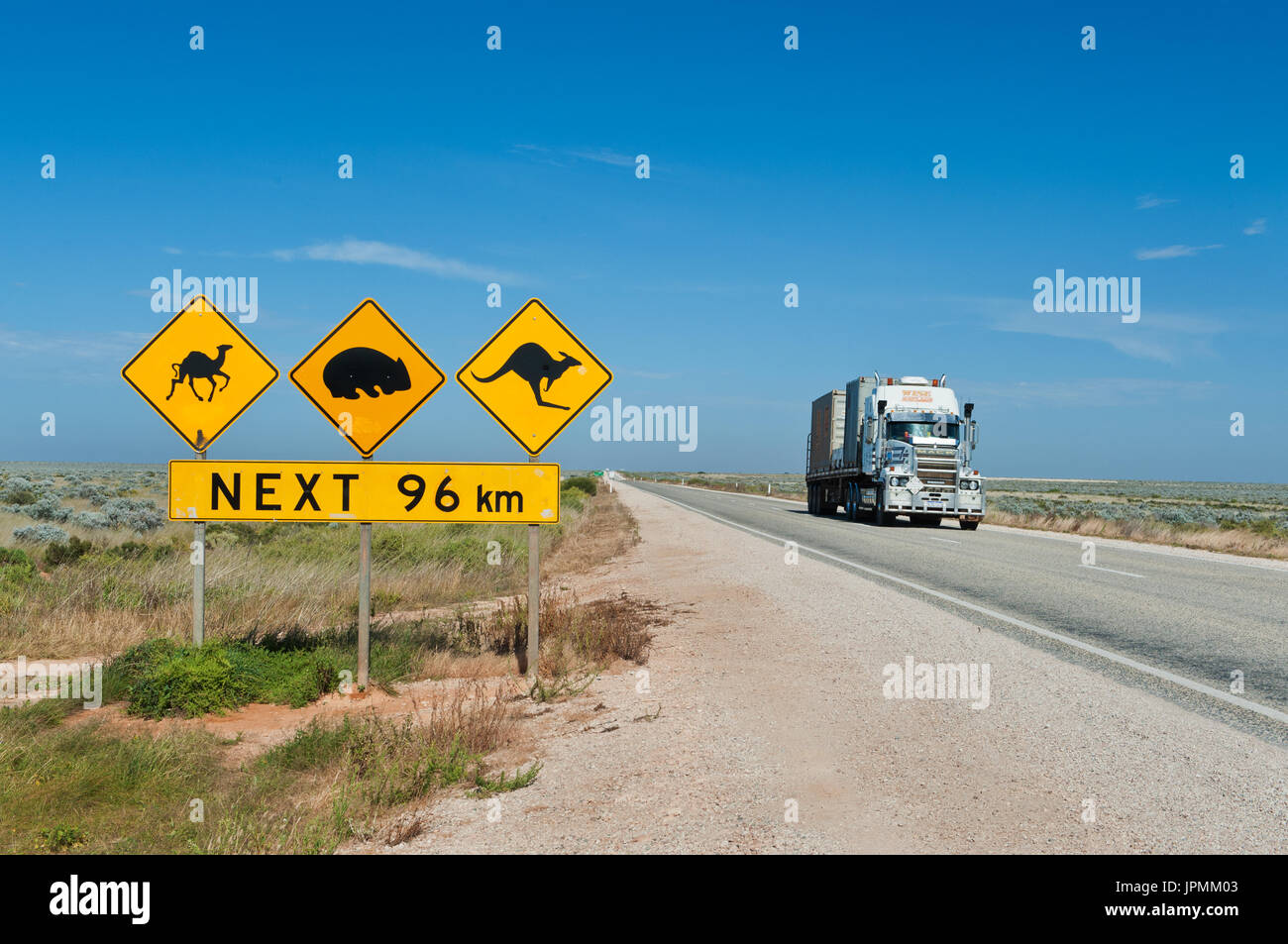 Berühmtes Straßenschild am Eyre Highway in der Nullarbor Plain. Stockfoto