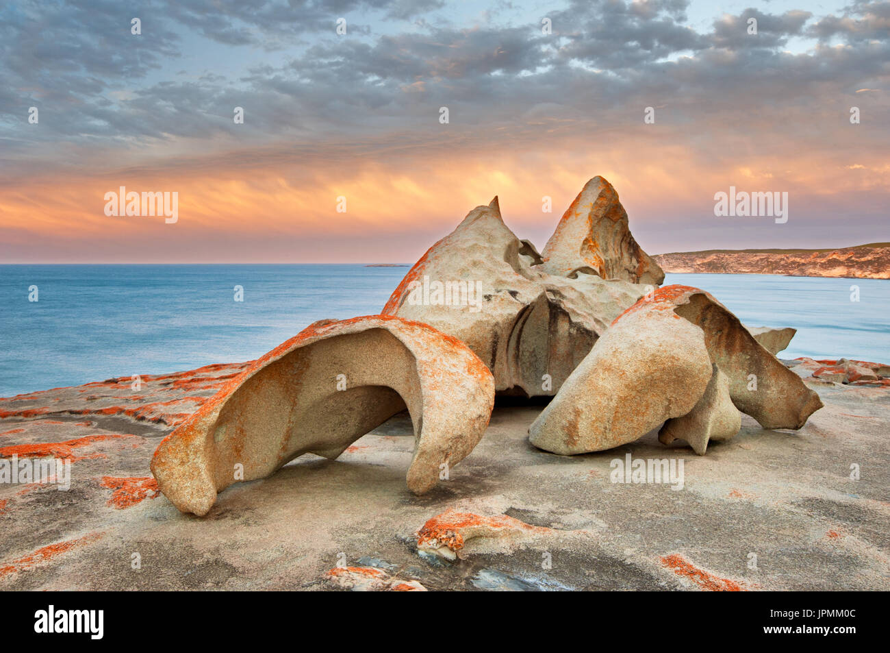 Berühmte bemerkenswerte Felsen im Morgengrauen. Stockfoto