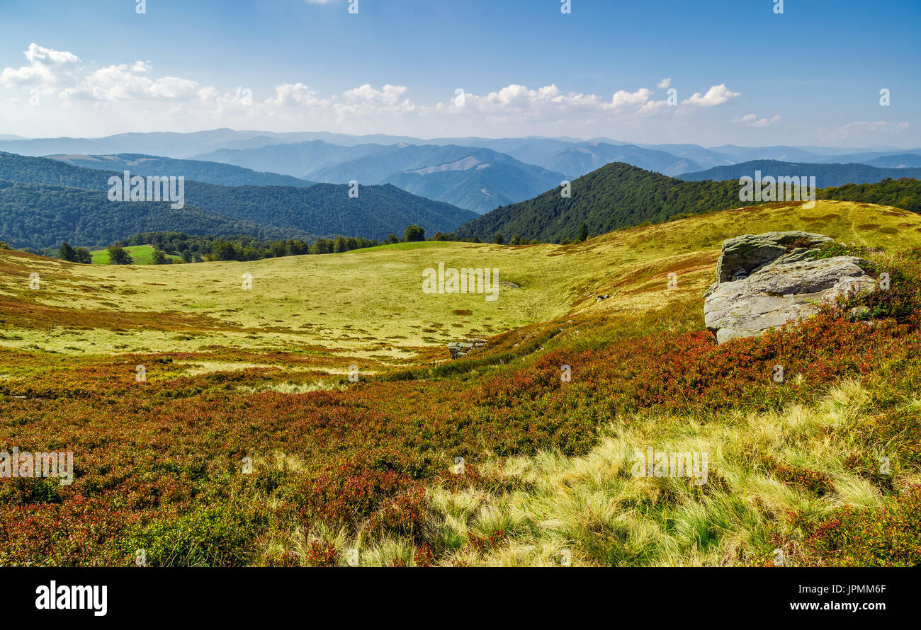 riesige Felsbrocken am Rande der Hügel. schönem Wetter im Sommer Berglandschaft Stockfoto