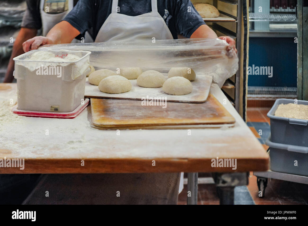 Backerei Arbeiter Bei Prep Tabelle Mit Mehl Und Brot Proofing Box