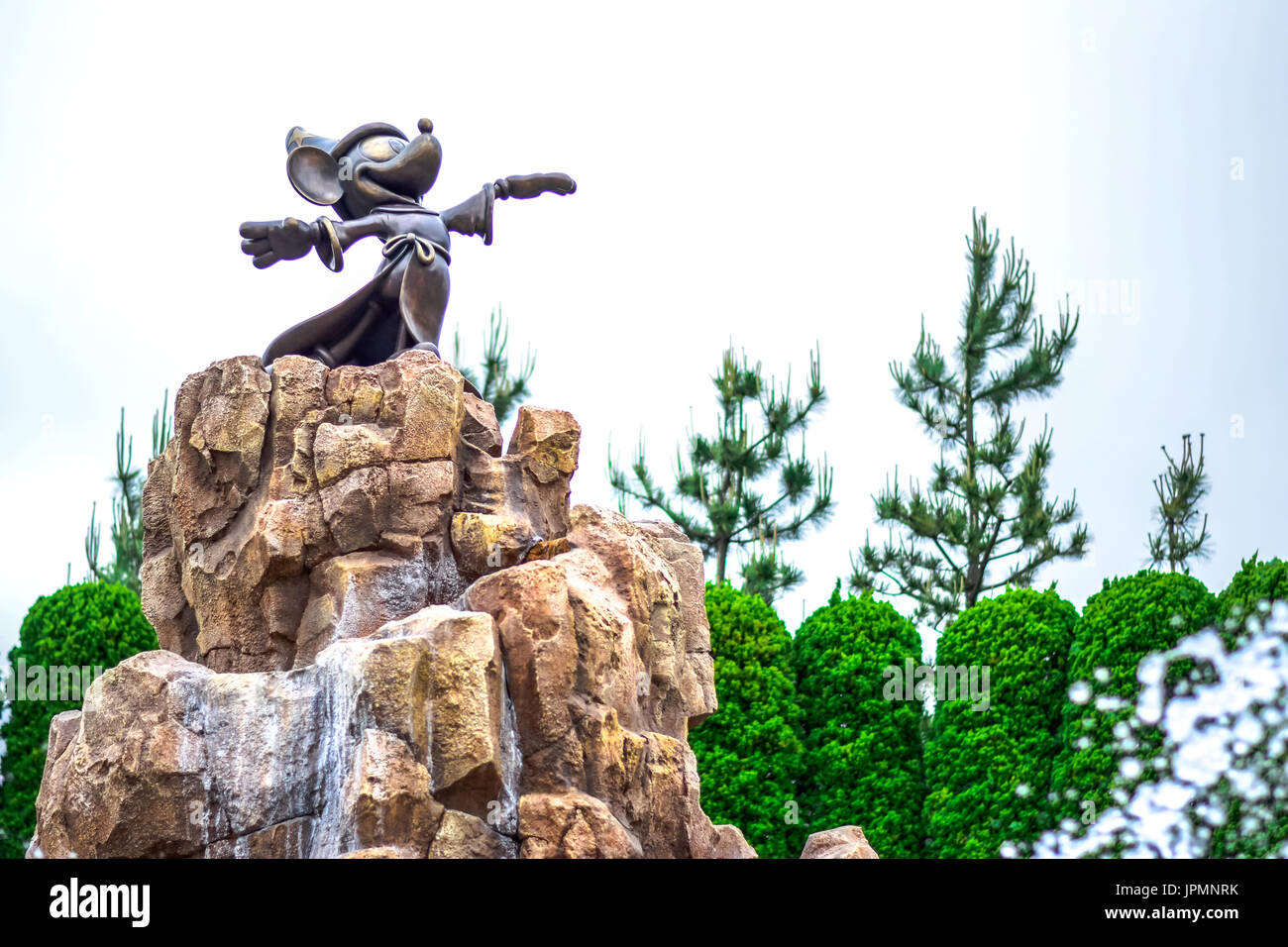 Mickey Mouse Statue umgeben von Brunnen am Fantasia Hof vor Tokyo Disneyland Hotel, Urayasu, Chiba, Japan Stockfoto