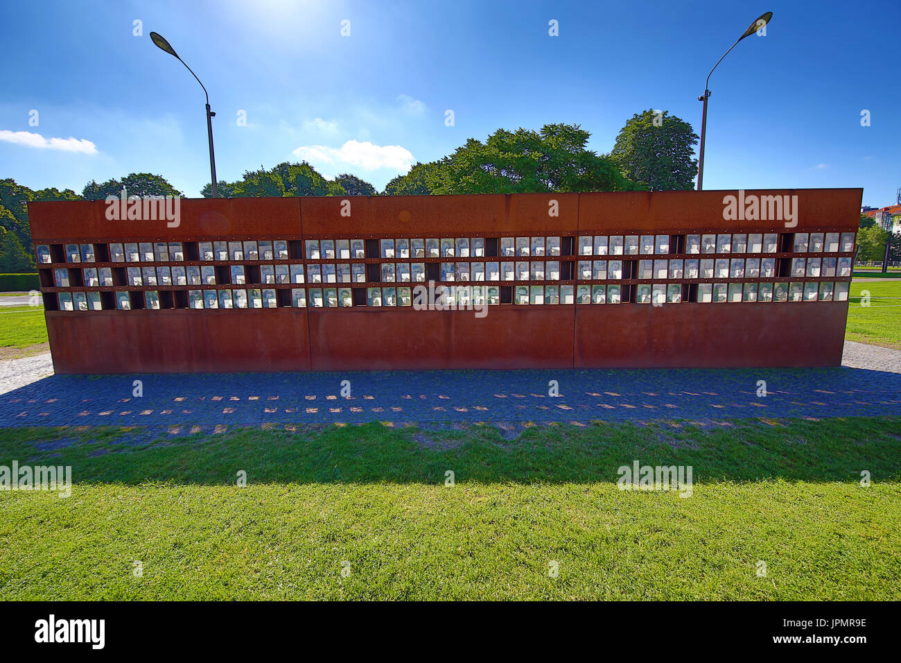 Fotos der Opfer starben bei dem Versuch, die Berliner Mauer an der Gedenkstätte Berliner Mauer an der Bernauer Straße, Berlin, Deutschland zu überqueren Stockfoto