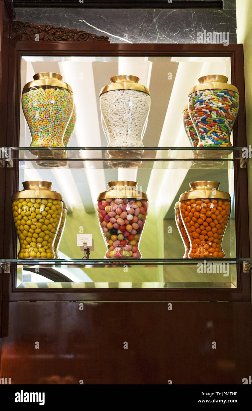 Mailand: der Zähler bei Pasticceria Marchesi, historische Konditorei seit 1824, geöffnet in der Prada-Boutique in der Galleria Vittorio Emanuele II Stockfoto