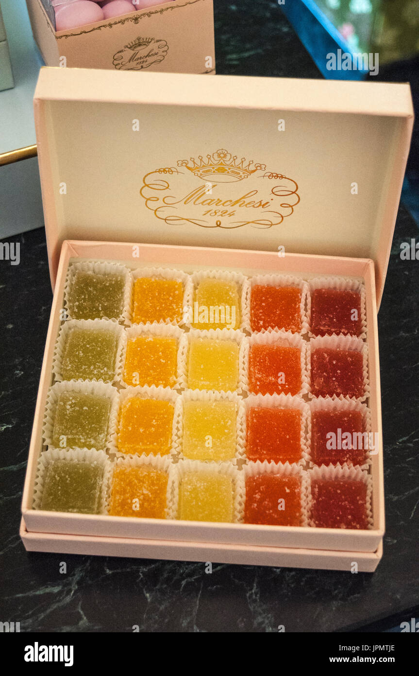 Mailand, Galleria Vittorio Emanuele II: eine Schachtel mit kandierten in der Pasticceria Marchesi, historische Konditorei seit 1824 in der Prada-Boutique eröffnet Stockfoto