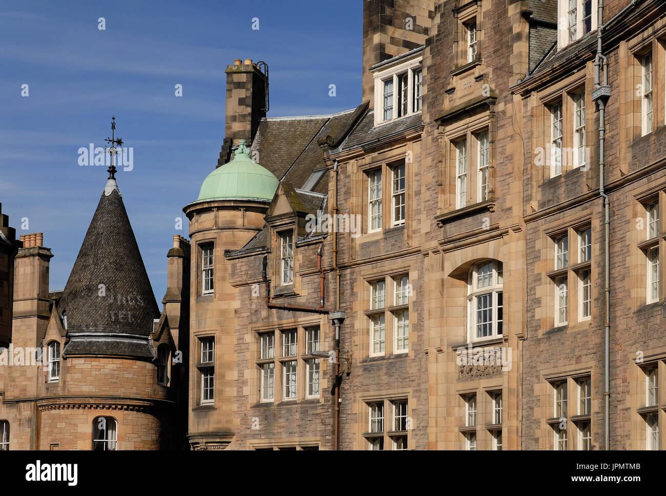 Die meisten von Edinburghs Altstadt besteht aus dem gleichen Material - Stein. Dies ist eine normale Straße, aber es sieht immer noch wie eine große Festung. Stockfoto