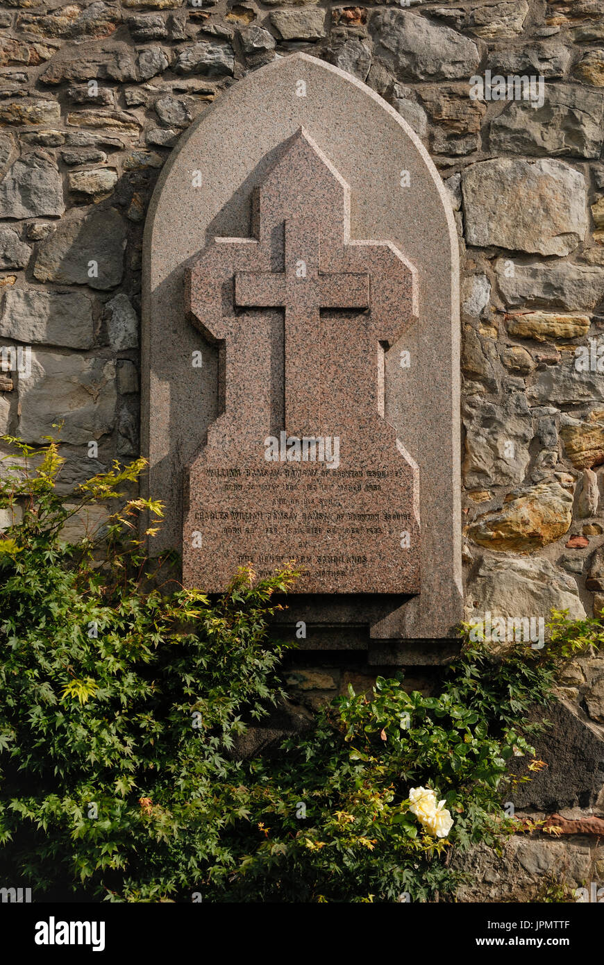 Ein Grabstein an der Kirche Wand montiert. in Cramond, vermehrt, Schottland, Vereinigtes Königreich; Stockfoto