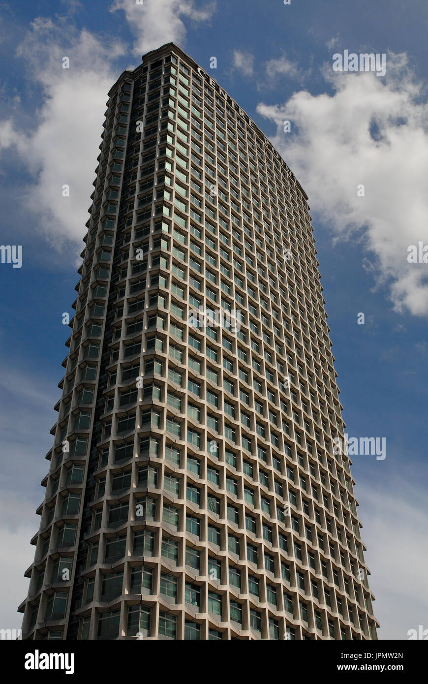 Ein hohes Gebäude im Zentrum von London ist nach den Sternen greifen. Aufgenommen Sie an einem sonnigen Sommertag, wie Sie mit einem blauen Himmel mit Wolken sehen können. Stockfoto