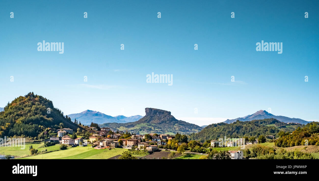 Die Pietra di Bismantova (Stein der Bismantova) betrachtet von der Straße SS63. Provinz Reggio Emilia, Emilia Romagna, Italien. Stockfoto