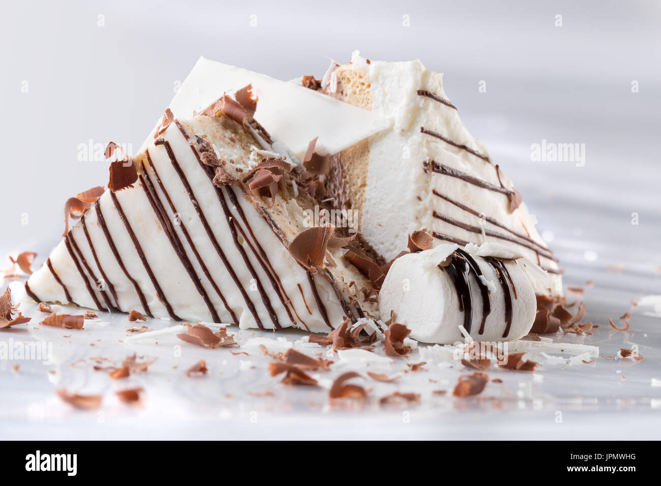 Kuchen mit weißer Schokolade. Stockfoto