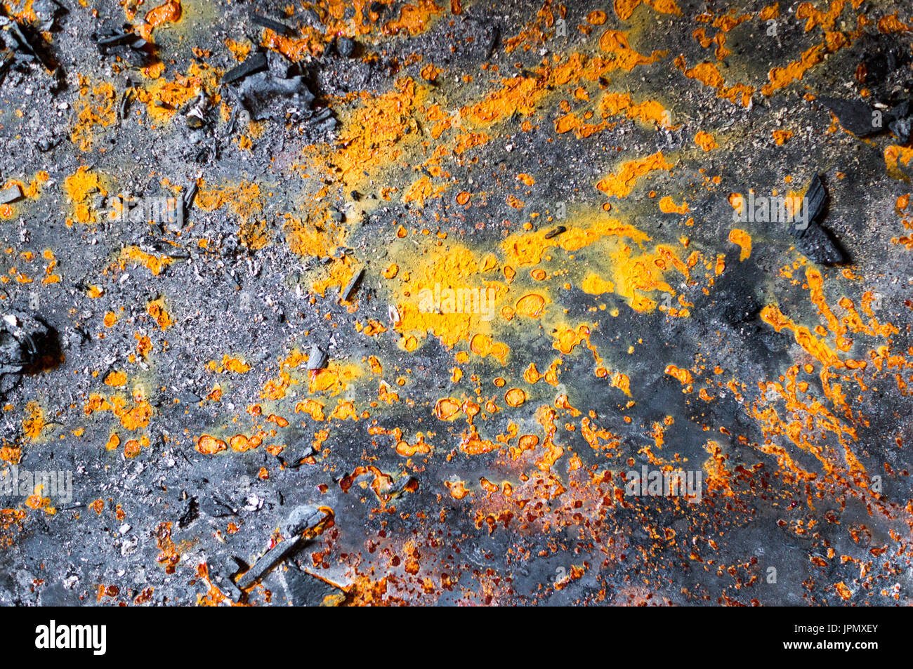 Metall Hintergrund mit Flecken von Rost und Stücke von Holzkohle. Textur. Stockfoto
