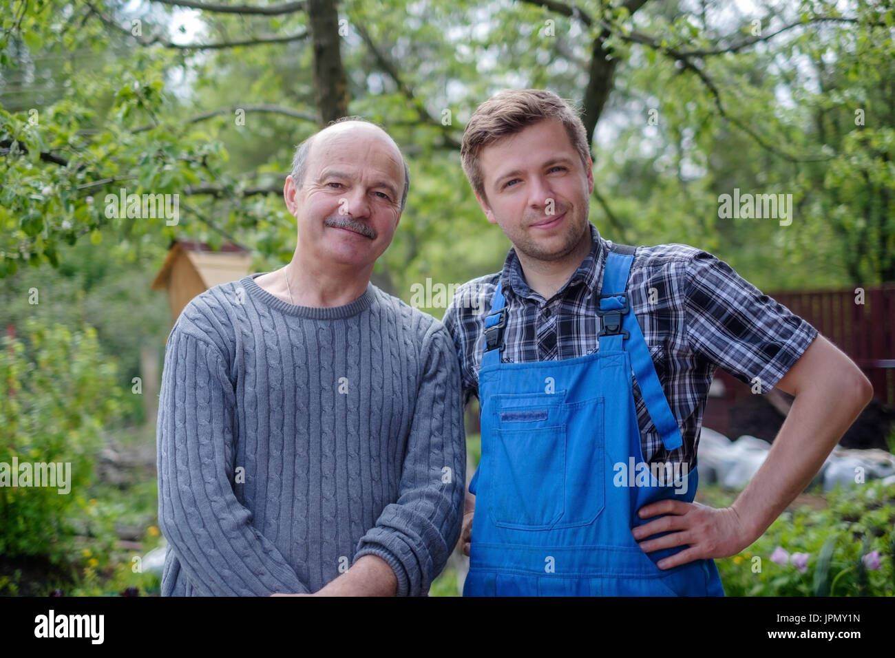 Zwei glückliche Gärtner zwischen grünen Bäumen Stockfoto