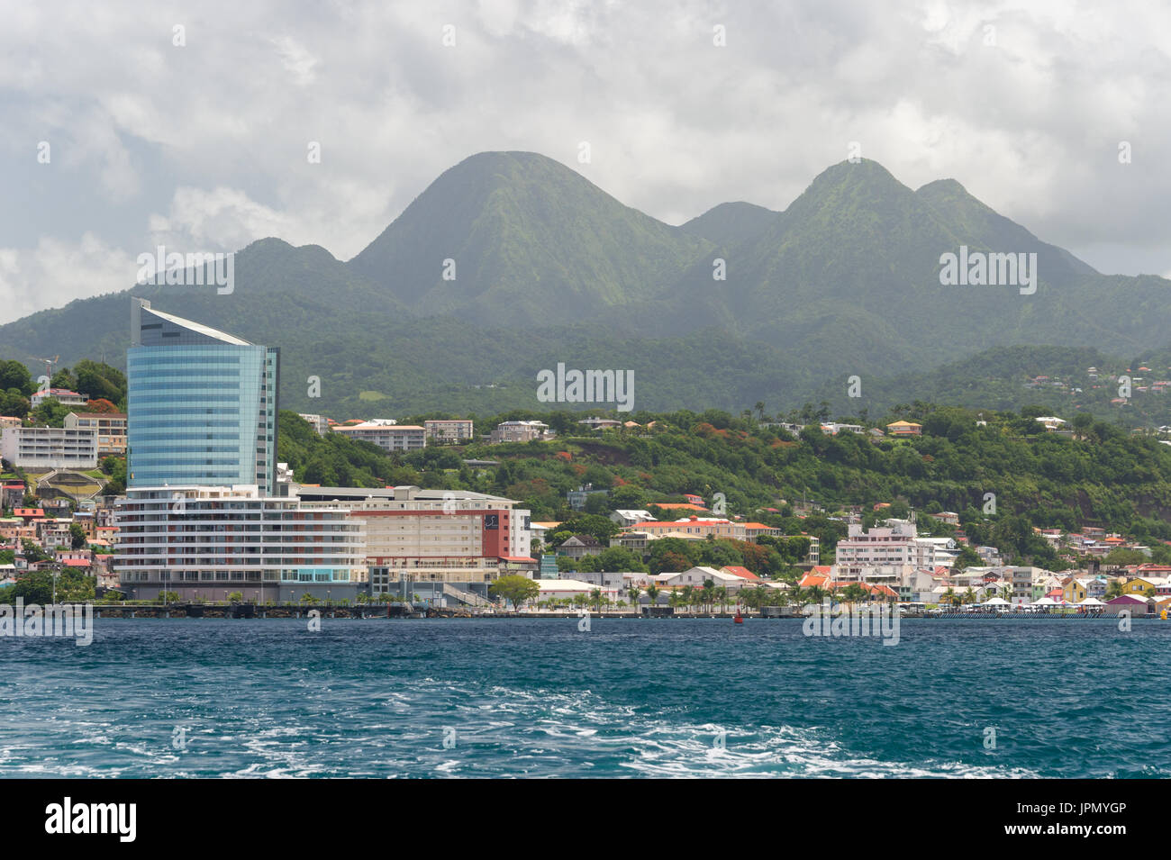 Business-Center in Fort-de-France, Martinique, Karibik, mit Mont Pelee Vulkan im Hintergrund Stockfoto