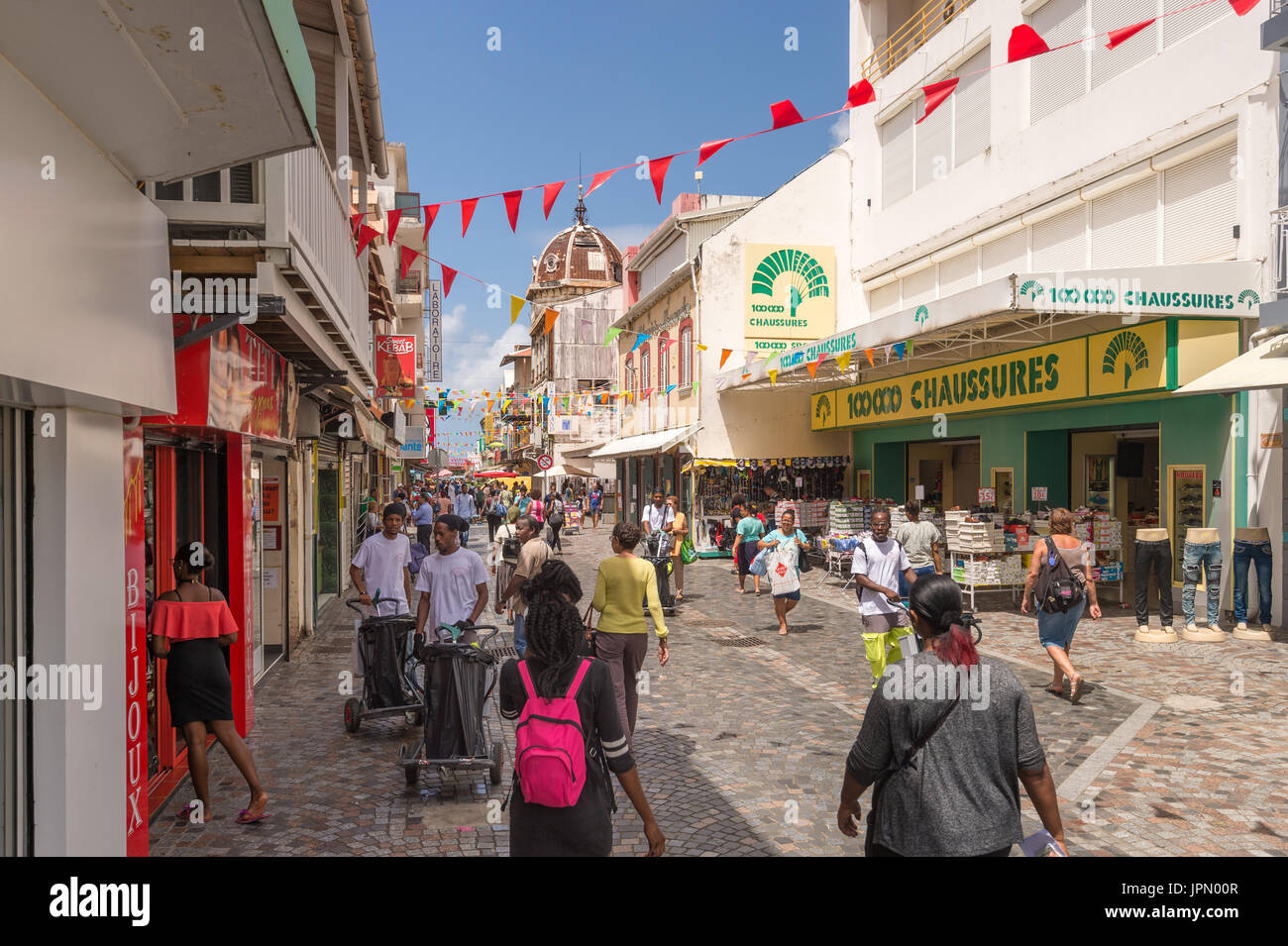 Rue De La République in Fort-de-France, Martinique, Westindische Inseln, ist die wichtigste Einkaufsstraße. Stockfoto