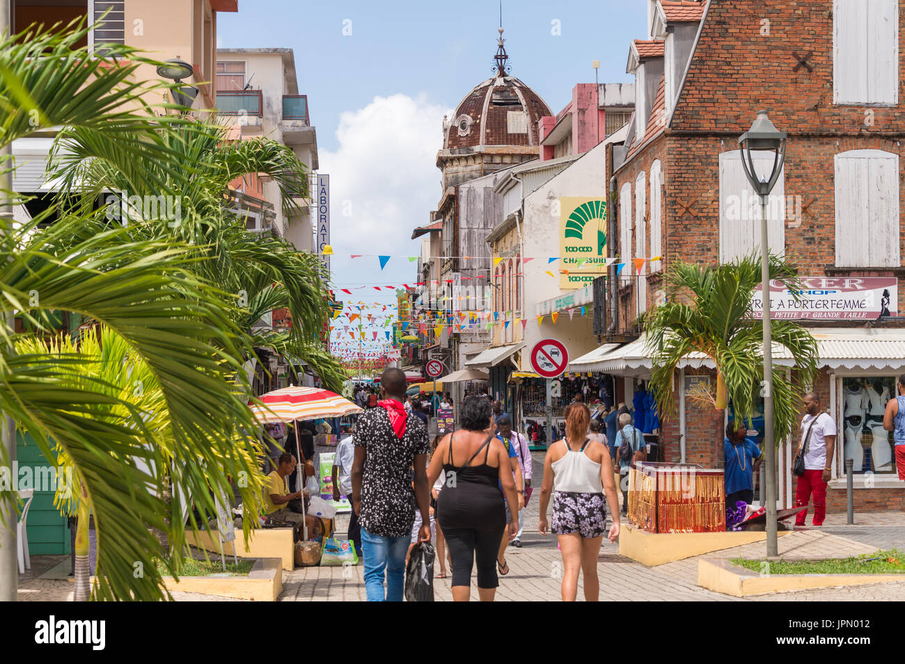 Rue De La République in Fort-de-France, Martinique, Westindische Inseln, ist die wichtigste Einkaufsstraße. Stockfoto