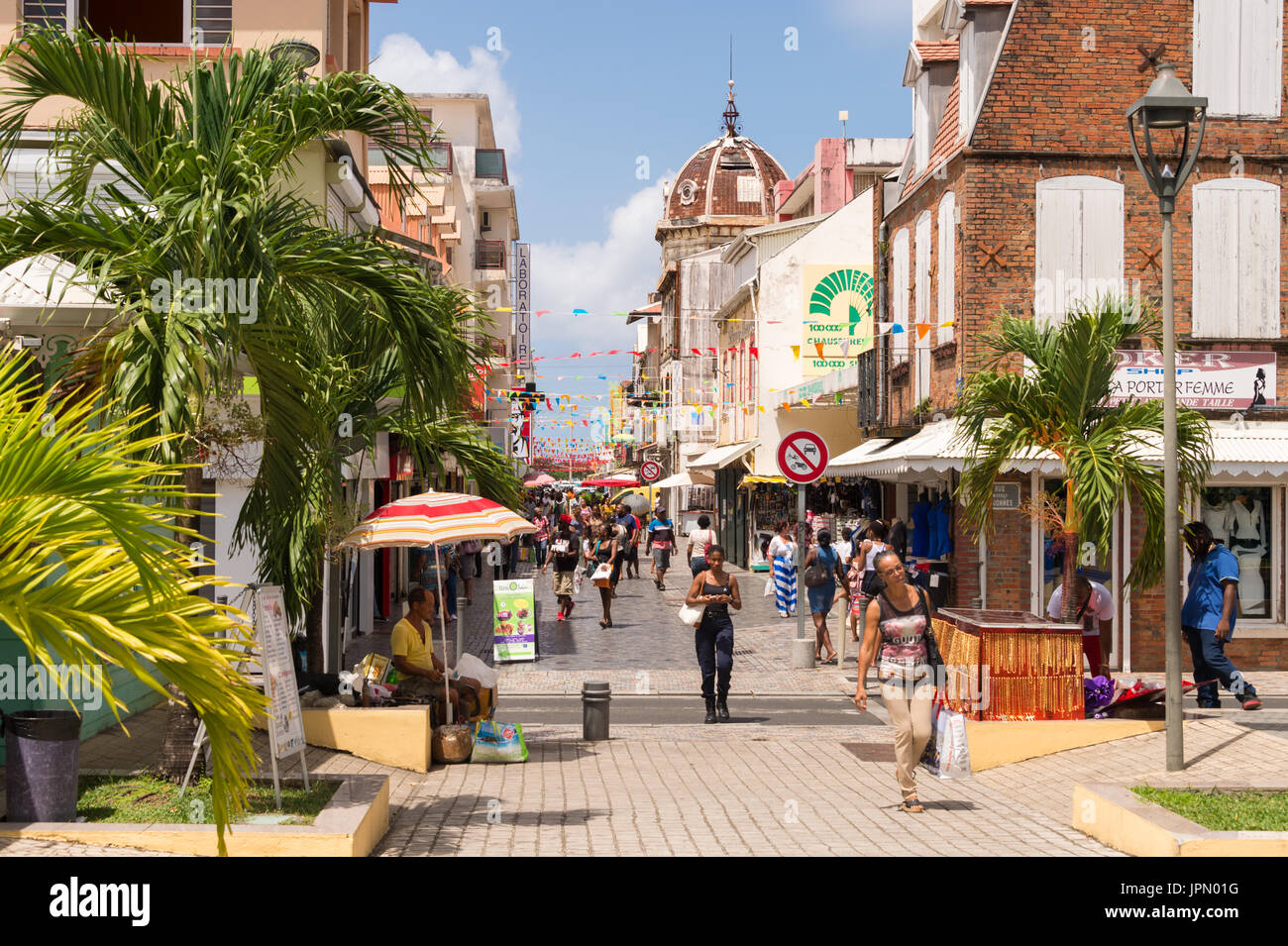 Rue De La République in Fort-de-France, Martinique, Westindische Inseln, ist die wichtigste Einkaufsstraße. Stockfoto