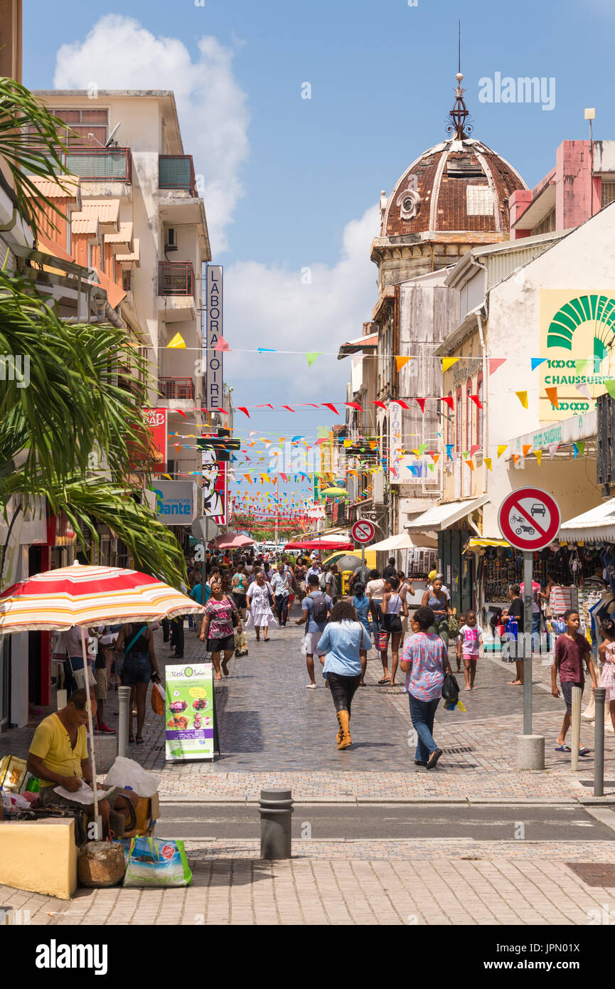 Rue De La République in Fort-de-France, Martinique, Westindische Inseln, ist die wichtigste Einkaufsstraße. Stockfoto